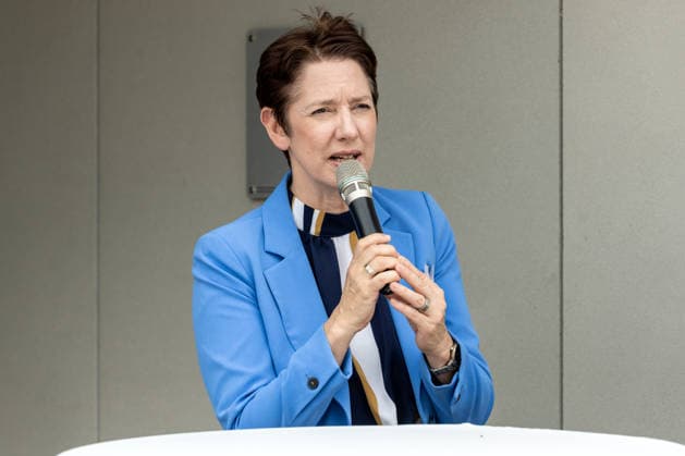 Einsatz Künstlicher Intelligenz in der Landwirtschaft. Im Bild die Ministerin für Landwirtschaft und Verbraucherschutz des Landes Nordrhein-Westfalen Silke Gorißen. Im Rahmen der Tour Starke Zukunft in Nordrhein-Westfalen: KI in Landwirtschaft und Wald besuchte die Ministerin auf ihrer vierten Station das Zukunftslabor der Agrar-, Ernährungs- und Ingenieurwissenschaftlichen Fakultät der Universität Bonn (AEI) auf dem Campus Klein-Altendorf in Rheinbach. *** The Use of Artificial Intelligence in Agriculture Pictured here is Silke Gorißen, Minister of Agriculture and Consumer Protection for the State of North Rhine-Westphalia. As part of the Strong Future in North Rhine-Westphalia: AI in Agriculture and Forestry tour, the min