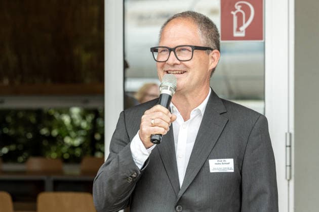 Einsatz Künstlicher Intelligenz in der Landwirtschaft. Im Bild der Dekan der Agrar-, Ernährungs- und Ingenieurwissenschaftlichen Fakultät der Universität Bonn (AEI), Prof. Dr. Heiko Schoof. Im Rahmen der Tour Starke Zukunft in Nordrhein-Westfalen: KI in Landwirtschaft und Wald besuchte die Ministerin für Landwirtschaft und Verbraucherschutz des Landes Nordrhein-Westfalen Silke Gorißen auf ihrer vierten Station das Zukunftslabor der Agrar-, Ernährungs- und Ingenieurwissenschaftlichen Fakultät der Universität Bonn (AEI) auf dem Campus Klein-Altendorf in Rheinbach. *** The Use of Artificial Intelligence in Agriculture Pictured: the Dean of the Faculty of Agricultural, Nutrition, and Engineering at the University of Bonn (AEI)