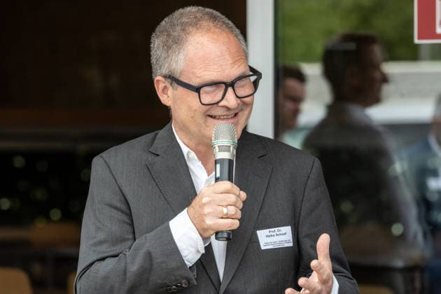 Einsatz Künstlicher Intelligenz in der Landwirtschaft. Im Bild der Dekan der Agrar-, Ernährungs- und Ingenieurwissenschaftlichen Fakultät der Universität Bonn (AEI), Prof. Dr. Heiko Schoof. Im Rahmen der Tour Starke Zukunft in Nordrhein-Westfalen: KI in Landwirtschaft und Wald besuchte die Ministerin für Landwirtschaft und Verbraucherschutz des Landes Nordrhein-Westfalen Silke Gorißen auf ihrer vierten Station das Zukunftslabor der Agrar-, Ernährungs- und Ingenieurwissenschaftlichen Fakultät der Universität Bonn (AEI) auf dem Campus Klein-Altendorf in Rheinbach. *** The Use of Artificial Intelligence in Agriculture Pictured: the Dean of the Faculty of Agricultural, Nutrition, and Engineering at the University of Bonn (AEI)