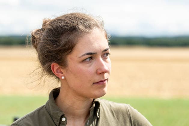 Einsatz Künstlicher Intelligenz in der Landwirtschaft. Im Bild Dr. Charlotte Hubert, PhenoRob Forschungszentrum Jülich. Im Rahmen der Tour Starke Zukunft in Nordrhein-Westfalen: KI in Landwirtschaft und Wald besuchte die Ministerin für Landwirtschaft und Verbraucherschutz des Landes Nordrhein-Westfalen Silke Gorißen auf ihrer vierten Station das Zukunftslabor der Agrar-, Ernährungs- und Ingenieurwissenschaftlichen Fakultät der Universität Bonn (AEI) auf dem Campus Klein-Altendorf in Rheinbach. *** The Use of Artificial Intelligence in Agriculture Pictured: Dr. Charlotte Hubert, PhenoRob Research Center Jülich As part of the Strong Future in North Rhine-Westphalia: AI in Agriculture and Forestry tour, Silke Gorißen, Ministe