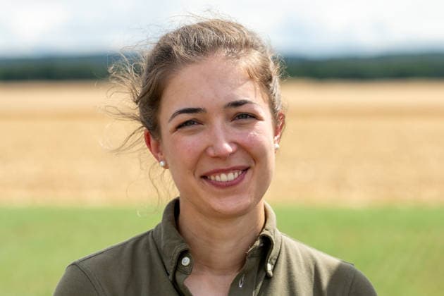 Einsatz Künstlicher Intelligenz in der Landwirtschaft. Im Bild Dr. Charlotte Hubert, PhenoRob Forschungszentrum Jülich. Im Rahmen der Tour Starke Zukunft in Nordrhein-Westfalen: KI in Landwirtschaft und Wald besuchte die Ministerin für Landwirtschaft und Verbraucherschutz des Landes Nordrhein-Westfalen Silke Gorißen auf ihrer vierten Station das Zukunftslabor der Agrar-, Ernährungs- und Ingenieurwissenschaftlichen Fakultät der Universität Bonn (AEI) auf dem Campus Klein-Altendorf in Rheinbach. *** The Use of Artificial Intelligence in Agriculture Pictured: Dr. Charlotte Hubert, PhenoRob Research Center Jülich As part of the Strong Future in North Rhine-Westphalia: AI in Agriculture and Forestry tour, Silke Gorißen, Ministe