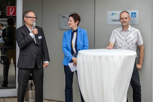 Einsatz Künstlicher Intelligenz in der Landwirtschaft. Im Bild die Ministerin für Landwirtschaft und Verbraucherschutz des Landes Nordrhein-Westfalen Silke Gorißen mit Prof. Dr. Ralf Pude, dem wissenschaftlichen Leiter des Campus Klein-Altendorf (rechts) und dem Dekan der Agrar-, Ernährungs- und Ingenieurwissenschaftlichen Fakultät der Universität Bonn (AEI), Prof. Dr. Heiko Schoof. Im Rahmen der Tour Starke Zukunft in Nordrhein-Westfalen: KI in Landwirtschaft und Wald besuchte die Ministerin auf ihrer vierten Station das Zukunftslabor der Agrar-, Ernährungs- und Ingenieurwissenschaftlichen Fakultät der Universität Bonn (AEI) auf dem Campus Klein-Altendorf in Rheinbach. *** The Use of Artificial Intelligence in Agriculture