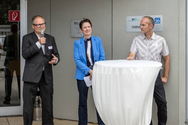 Einsatz Künstlicher Intelligenz in der Landwirtschaft. Im Bild die Ministerin für Landwirtschaft und Verbraucherschutz des Landes Nordrhein-Westfalen Silke Gorißen mit Prof. Dr. Ralf Pude, dem wissenschaftlichen Leiter des Campus Klein-Altendorf (rechts) und dem Dekan der Agrar-, Ernährungs- und Ingenieurwissenschaftlichen Fakultät der Universität Bonn (AEI), Prof. Dr. Heiko Schoof. Im Rahmen der Tour Starke Zukunft in Nordrhein-Westfalen: KI in Landwirtschaft und Wald besuchte die Ministerin auf ihrer vierten Station das Zukunftslabor der Agrar-, Ernährungs- und Ingenieurwissenschaftlichen Fakultät der Universität Bonn (AEI) auf dem Campus Klein-Altendorf in Rheinbach. *** The Use of Artificial Intelligence in Agriculture