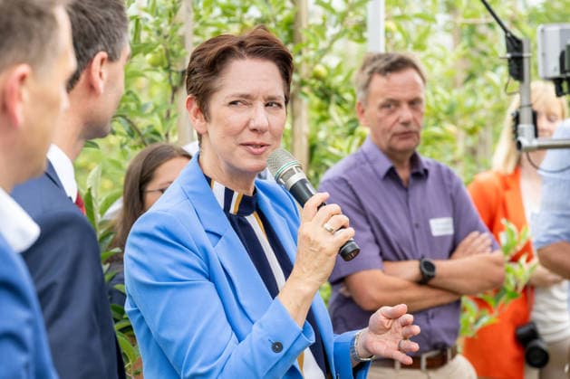 Einsatz Künstlicher Intelligenz in der Landwirtschaft. Im Bild die Ministerin für Landwirtschaft und Verbraucherschutz des Landes Nordrhein-Westfalen Silke Gorißen. Im Rahmen der Tour Starke Zukunft in Nordrhein-Westfalen: KI in Landwirtschaft und Wald besuchte die Ministerin auf ihrer vierten Station das Zukunftslabor der Agrar-, Ernährungs- und Ingenieurwissenschaftlichen Fakultät der Universität Bonn (AEI) auf dem Campus Klein-Altendorf in Rheinbach. *** The Use of Artificial Intelligence in Agriculture Pictured here is Silke Gorißen, Minister of Agriculture and Consumer Protection for the State of North Rhine-Westphalia. As part of the Strong Future in North Rhine-Westphalia: AI in Agriculture and Forestry tour, the min
