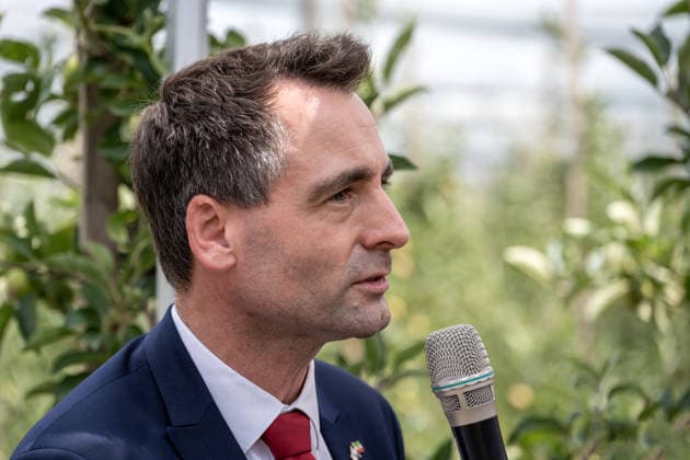 Einsatz Künstlicher Intelligenz in der Landwirtschaft. Im Bild das Mitglied des Nordrhein-westfälischen Landtages Jonathan Grunwald MdL. Im Rahmen der Tour Starke Zukunft in Nordrhein-Westfalen: KI in Landwirtschaft und Wald, besuchte die Ministerin für Landwirtschaft und Verbraucherschutz des Landes Nordrhein-Westfalen Silke Gorißen auf ihrer vierten Station das Zukunftslabor der Agrar-, Ernährungs- und Ingenieurwissenschaftlichen Fakultät der Universität Bonn (AEI) auf dem Campus Klein-Altendorf in Rheinbach. *** The Use of Artificial Intelligence in Agriculture Pictured here is Jonathan Grunwald, Member of the North Rhine-Westphalia State Parliament (MdL). As part of the Strong Future in North Rhine-Westphalia: AI in Agr