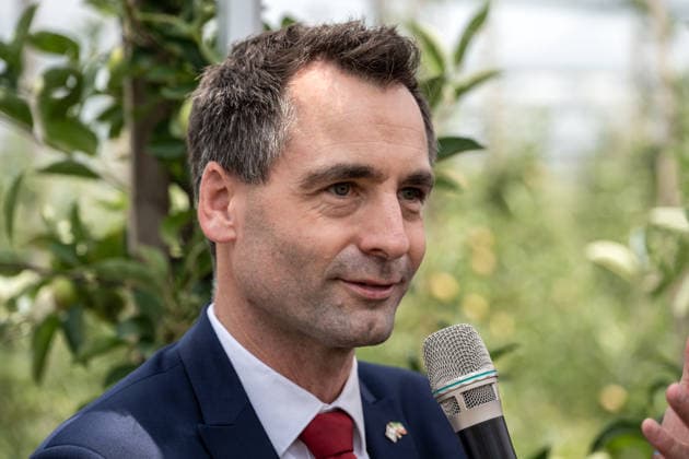 Einsatz Künstlicher Intelligenz in der Landwirtschaft. Im Bild das Mitglied des Nordrhein-westfälischen Landtages Jonathan Grunwald MdL. Im Rahmen der Tour Starke Zukunft in Nordrhein-Westfalen: KI in Landwirtschaft und Wald, besuchte die Ministerin für Landwirtschaft und Verbraucherschutz des Landes Nordrhein-Westfalen Silke Gorißen auf ihrer vierten Station das Zukunftslabor der Agrar-, Ernährungs- und Ingenieurwissenschaftlichen Fakultät der Universität Bonn (AEI) auf dem Campus Klein-Altendorf in Rheinbach. *** The Use of Artificial Intelligence in Agriculture Pictured here is Jonathan Grunwald, Member of the North Rhine-Westphalia State Parliament (MdL). As part of the Strong Future in North Rhine-Westphalia: AI in Agr