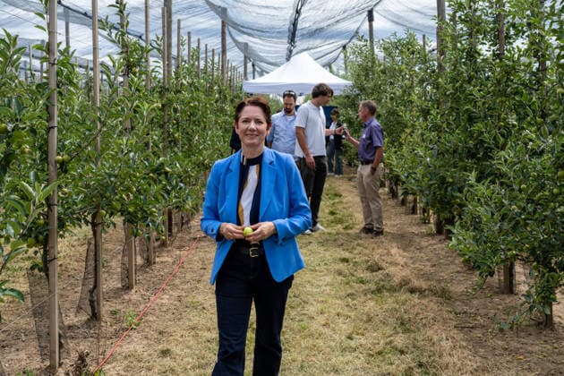 Einsatz Künstlicher Intelligenz in der Landwirtschaft. Im Bild die Ministerin für Landwirtschaft und Verbraucherschutz des Landes Nordrhein-Westfalen Silke Gorißen. Im Rahmen der Tour Starke Zukunft in Nordrhein-Westfalen: KI in Landwirtschaft und Wald besuchte die Ministerin auf ihrer vierten Station das Zukunftslabor der Agrar-, Ernährungs- und Ingenieurwissenschaftlichen Fakultät der Universität Bonn (AEI) auf dem Campus Klein-Altendorf in Rheinbach. *** The Use of Artificial Intelligence in Agriculture Pictured here is Silke Gorißen, Minister of Agriculture and Consumer Protection for the State of North Rhine-Westphalia. As part of the Strong Future in North Rhine-Westphalia: AI in Agriculture and Forestry tour, the min