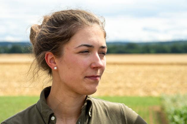 Einsatz Künstlicher Intelligenz in der Landwirtschaft. Im Bild Dr. Charlotte Hubert, PhenoRob Forschungszentrum Jülich. Im Rahmen der Tour Starke Zukunft in Nordrhein-Westfalen: KI in Landwirtschaft und Wald besuchte die Ministerin für Landwirtschaft und Verbraucherschutz des Landes Nordrhein-Westfalen Silke Gorißen auf ihrer vierten Station das Zukunftslabor der Agrar-, Ernährungs- und Ingenieurwissenschaftlichen Fakultät der Universität Bonn (AEI) auf dem Campus Klein-Altendorf in Rheinbach. *** The Use of Artificial Intelligence in Agriculture Pictured: Dr. Charlotte Hubert, PhenoRob Research Center Jülich As part of the Strong Future in North Rhine-Westphalia: AI in Agriculture and Forestry tour, Silke Gorißen, Ministe