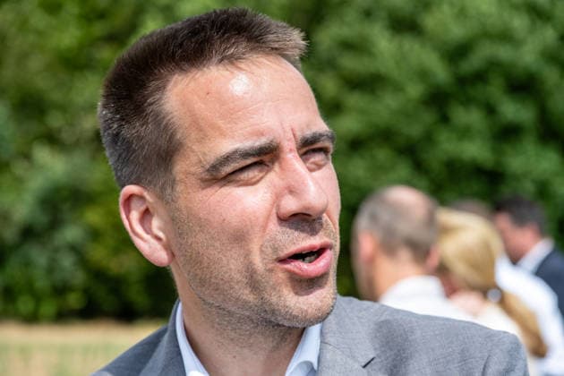 Einsatz Künstlicher Intelligenz in der Landwirtschaft. Im Bild Rheinbachs Bürgermeister Dr. Daniel Phiesel. Im Rahmen der Tour Starke Zukunft in Nordrhein-Westfalen: KI in Landwirtschaft und Wald besuchte die Ministerin für Landwirtschaft und Verbraucherschutz des Landes Nordrhein-Westfalen Silke Gorißen auf ihrer vierten Station das Zukunftslabor der Agrar-, Ernährungs- und Ingenieurwissenschaftlichen Fakultät der Universität Bonn (AEI) auf dem Campus Klein-Altendorf in Rheinbach. *** The Use of Artificial Intelligence in Agriculture Pictured: Rheinbach Mayor Dr. Daniel Phiesel As part of the Strong Future in North Rhine-Westphalia: AI in Agriculture and Forestry tour, Silke Gorißen, Minister of Agriculture and Consumer P