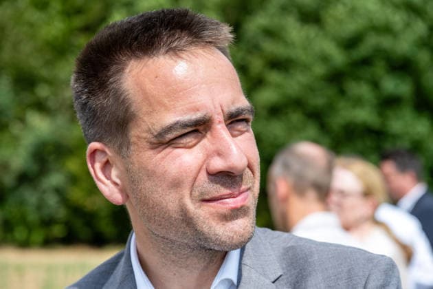 Einsatz Künstlicher Intelligenz in der Landwirtschaft. Im Bild Rheinbachs Bürgermeister Dr. Daniel Phiesel. Im Rahmen der Tour Starke Zukunft in Nordrhein-Westfalen: KI in Landwirtschaft und Wald besuchte die Ministerin für Landwirtschaft und Verbraucherschutz des Landes Nordrhein-Westfalen Silke Gorißen auf ihrer vierten Station das Zukunftslabor der Agrar-, Ernährungs- und Ingenieurwissenschaftlichen Fakultät der Universität Bonn (AEI) auf dem Campus Klein-Altendorf in Rheinbach. *** The Use of Artificial Intelligence in Agriculture Pictured: Rheinbach Mayor Dr. Daniel Phiesel As part of the Strong Future in North Rhine-Westphalia: AI in Agriculture and Forestry tour, Silke Gorißen, Minister of Agriculture and Consumer P