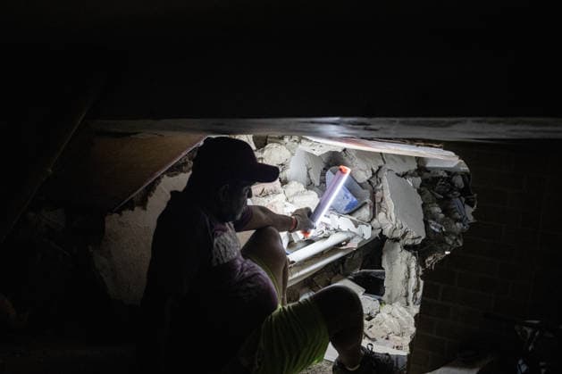 Digging with bare hands: A father s search for his daughters in Venezuela CARABALLEDA, VENEZUELA - JULY 06: Jefersson Caripe searches through the rubble of a collapsed building with volunteers in the Caribe area of La Guaira state, Venezuela, on July 06, 2026, following twin earthquakes that struck the country s Caribbean coast. Caripe is searching for his two daughters, who remain missing after the disaster, while volunteers use shovels, picks and their bare hands to clear the debris. Before the earthquakes, Caripe and his wife operated a beachfront business in the area. Diko Betancourt Anadolu Caraballeda Venezuela. Editorial use only. Please get in touch for any other usage.  Copyright: x2026xAnadoluxDikoxBetancourtx