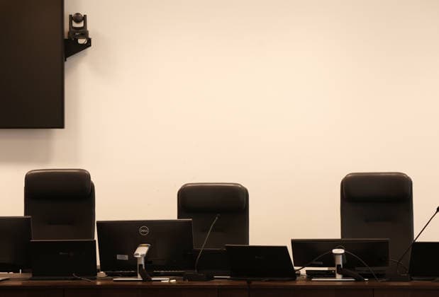 Vor dem Landgericht Nürnberg-Fürth beginnt heute den 7. Juli 2026 der Prozess gegen einen 53-jährigen Mann aus dem Landkreis Erlangen-Höchstadt . Ihm wird vorgeworfen, über einen Messenger-Dienst den schweren sexuellen Missbrauch an einem Mädchen auf den Philippinen angeleitet, per Livestream verfolgt und dafür die Mutter bezahlt zu haben. Die vorgeworfenen Taten sollen zwischen 2019 und 2022 stattgefunden haben. Das betroffene Mädchen war damals 8 bis 11 Jahre . Der Fall wurde von der Zentralstelle Cybercrime Bayern (Generalstaatsanwaltschaft Bamberg) geführt . in Nürnberg , Bayern , Deutschland . Juli 07 , 2026 . Photo by: Davide Elias IPA Photo Pressefoto DENL Copyright: xDavidexEliasx
