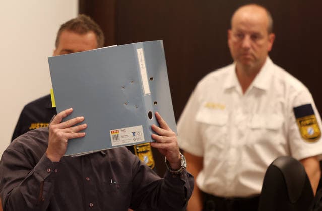 Vor dem Landgericht Nürnberg-Fürth beginnt heute den 7. Juli 2026 der Prozess gegen einen 53-jährigen Mann aus dem Landkreis Erlangen-Höchstadt . Ihm wird vorgeworfen, über einen Messenger-Dienst den schweren sexuellen Missbrauch an einem Mädchen auf den Philippinen angeleitet, per Livestream verfolgt und dafür die Mutter bezahlt zu haben. Die vorgeworfenen Taten sollen zwischen 2019 und 2022 stattgefunden haben. Das betroffene Mädchen war damals 8 bis 11 Jahre . Der Fall wurde von der Zentralstelle Cybercrime Bayern (Generalstaatsanwaltschaft Bamberg) geführt . in Nürnberg , Bayern , Deutschland . Juli 07 , 2026 . Photo by: Davide Elias IPA Photo Pressefoto DENL Copyright: xDavidexEliasx
