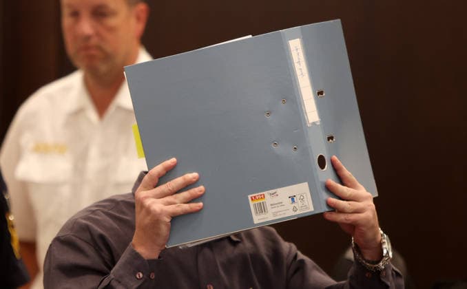 Vor dem Landgericht Nürnberg-Fürth beginnt heute den 7. Juli 2026 der Prozess gegen einen 53-jährigen Mann aus dem Landkreis Erlangen-Höchstadt . Ihm wird vorgeworfen, über einen Messenger-Dienst den schweren sexuellen Missbrauch an einem Mädchen auf den Philippinen angeleitet, per Livestream verfolgt und dafür die Mutter bezahlt zu haben. Die vorgeworfenen Taten sollen zwischen 2019 und 2022 stattgefunden haben. Das betroffene Mädchen war damals 8 bis 11 Jahre . Der Fall wurde von der Zentralstelle Cybercrime Bayern (Generalstaatsanwaltschaft Bamberg) geführt . in Nürnberg , Bayern , Deutschland . Juli 07 , 2026 . Photo by: Davide Elias IPA Photo Pressefoto DENL Copyright: xDavidexEliasx