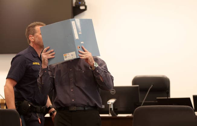 Vor dem Landgericht Nürnberg-Fürth beginnt heute den 7. Juli 2026 der Prozess gegen einen 53-jährigen Mann aus dem Landkreis Erlangen-Höchstadt . Ihm wird vorgeworfen, über einen Messenger-Dienst den schweren sexuellen Missbrauch an einem Mädchen auf den Philippinen angeleitet, per Livestream verfolgt und dafür die Mutter bezahlt zu haben. Die vorgeworfenen Taten sollen zwischen 2019 und 2022 stattgefunden haben. Das betroffene Mädchen war damals 8 bis 11 Jahre . Der Fall wurde von der Zentralstelle Cybercrime Bayern (Generalstaatsanwaltschaft Bamberg) geführt . in Nürnberg , Bayern , Deutschland . Juli 07 , 2026 . Photo by: Davide Elias IPA Photo Pressefoto DENL Copyright: xDavidexEliasx