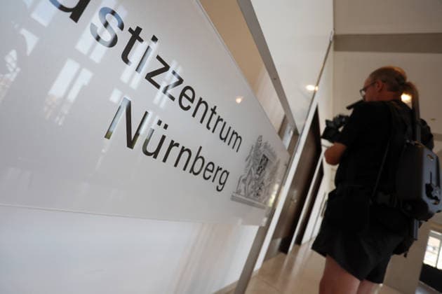 Vor dem Landgericht Nürnberg-Fürth beginnt heute den 7. Juli 2026 der Prozess gegen einen 53-jährigen Mann aus dem Landkreis Erlangen-Höchstadt . Ihm wird vorgeworfen, über einen Messenger-Dienst den schweren sexuellen Missbrauch an einem Mädchen auf den Philippinen angeleitet, per Livestream verfolgt und dafür die Mutter bezahlt zu haben. Die vorgeworfenen Taten sollen zwischen 2019 und 2022 stattgefunden haben. Das betroffene Mädchen war damals 8 bis 11 Jahre . Der Fall wurde von der Zentralstelle Cybercrime Bayern (Generalstaatsanwaltschaft Bamberg) geführt . in Nürnberg , Bayern , Deutschland . Juli 07 , 2026 . Photo by: Davide Elias IPA Photo Pressefoto DENL Copyright: xDavidexEliasx