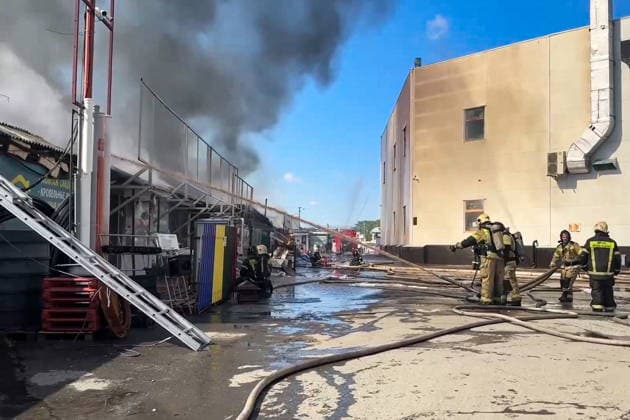 RUSSIA, IZHEVSK - JULY 7, 2026: Firefighters battle a fire at a warehouse distribution center. Video grab. Best quality available Izhevsk Russia  - ZUMAt113 20260707_zaa_t113_038 Copyright: xRussianxEmergenciesxMinistryx
