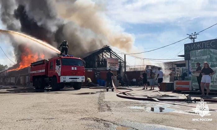 RUSSIA, IZHEVSK - JULY 7, 2026: Firefighters battle a fire at a warehouse distribution center. Video grab. Best quality available Izhevsk Russia  - ZUMAt113 20260707_zaa_t113_042 Copyright: xRussianxEmergenciesxMinistryx