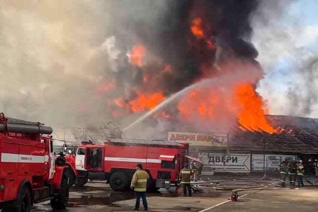 RUSSIA, IZHEVSK - JULY 7, 2026: Firefighters battle a fire at a warehouse distribution center. Video grab. Best quality available Izhevsk Russia  - ZUMAt113 20260707_zaa_t113_054 Copyright: xRussianxEmergenciesxMinistryx