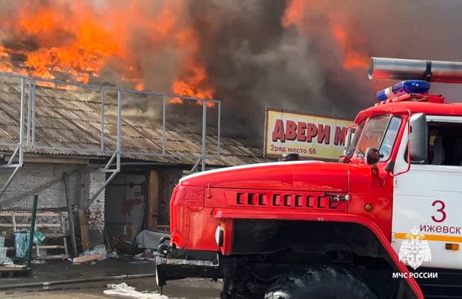 RUSSIA, IZHEVSK - JULY 7, 2026: Firefighters battle a fire at a warehouse distribution center. Video grab. Best quality available Izhevsk Russia  - ZUMAt113 20260707_zaa_t113_055 Copyright: xRussianxEmergenciesxMinistryx