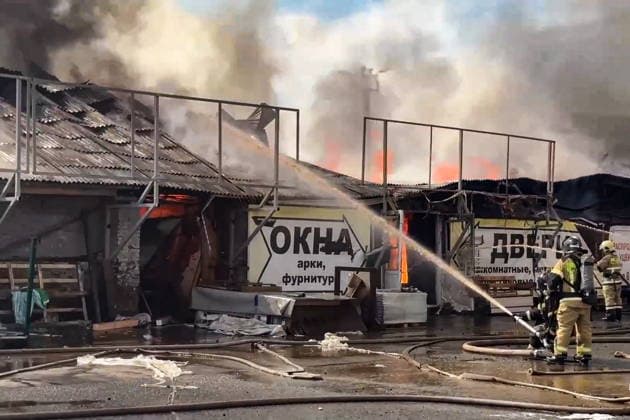 RUSSIA, IZHEVSK - JULY 7, 2026: Firefighters battle a fire at a warehouse distribution center. Video grab. Best quality available Izhevsk Russia  - ZUMAt113 20260707_zaa_t113_061 Copyright: xRussianxEmergenciesxMinistryx