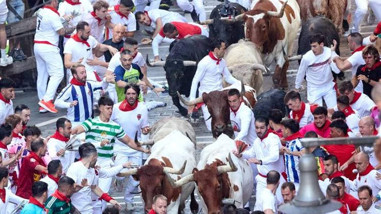IPA86463744 - Pamplona, Navarre. July 7, 2026. Festivities. San Fermin. Bull Run. The first bull run of the 2026 San Fermin festival, featuring bulls from Fuente Ymbro, took place at the end of Estafeta Street and the Telefónica section in Pamplona on July 7, 2026. First bull run of San Fermin 2026 with bulls from Fuente Ymbro at the end of Estafeta Street and the Telefónica section in Pamplona on July 7, 2026. Inigo Alzugaray Cordon Press Cordon Press  Copyright: x CordonxPress LiveMediax xx 86463744