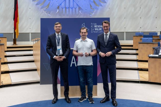 AI26 - Lamarr Award im World Conference Center Bonn Hendrik Wüst, Jarek Kutylowski, Direktor Lamarr Institut Prof. Dr. Stefan WROBEL - NRW-Ministerpräsident Hendrik WÜST (CDU) hält beim Auftakt der KI-Konferenz AI26 im World Conference Center Bonn (WCCB) die Laudatio und verleiht den Lamarr Award 2026 an Dr. Jarek KUTYLOWSKI, CEO und Gründer von DeepL. Der Preis ehrt herausragende Leistungen in der KI-Forschung. Bonn Nordrhein-Westfalen Deutschland *** AI26 Lamarr Award at the World Conference Center Bonn Hendrik Wüst, Jarek Kutylowski, Director of the Lamarr Institute; Prof. Dr. Stefan WROBEL, Minister-President of North Rhine-Westphalia; Hendrik WÜST of the CDU delivers the laudatory speech at the opening of the AI26 conference at t Copyright: xMarcxJohnx