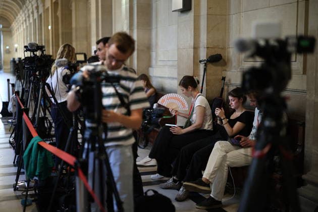 Decision on Appeal Trial of Marine Le Pen and Rn S Officials on Suspicion of Embezzlement of European Public Funds - Paris Journalists at Paris courthouse before the decision on the appeal trial of President of the parliamentary group of the French far-right Rassemblement National (RN) party, Marine Le Pen and officials of French far-right Rassemblement National (RN) party on suspicion of embezzlement of European public funds, in Paris on July 7, 2026. The appeal comes after a court last year barred Le Pen from running for office for five years over a European Parliament fake-jobs scam involving her and other officials from her National Rally party. Photo by Raphael Lafargue ABACAPRESS.COM Paris Ile-de-France France  Copyright: xLafarguexRaphael ABACAx