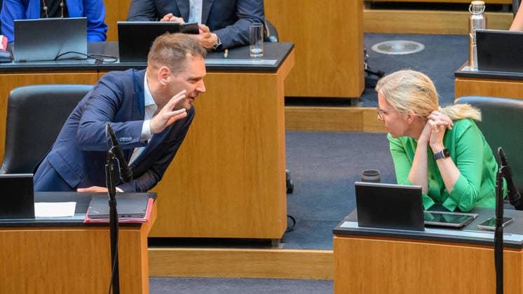 - Wien 7.7.2026 - 87. Sitzung des Nationalrats. TO: Volksgruppengesetz und Gerichtsorganisationsgesetz. PHOTO: Geschaeftsfuehrender Klubobmann der SPÖ Philip Kucher und Bundessprecherin der Gruenen Leonore Gewessler 87th sitting of the National Council. Nationalrat, Nationalratssitzung, Parlamentssitzung, Parlament, Plenum 87. Sitzung des Nationalrats *** Vienna, July 7, 2026, 87th Session of the National Council: Agenda Item—Ethnic Minorities Act and Court Organization Act. PHOTO: Philip Kucher, Executive Club Chairman of the SPÖ, and Leonore Gewessler, Federal Spokesperson for the Greens. 87th Session of the National Council, Nationalrat, National Council session, parliamentary session, parliament, plenary session 87th session of t 