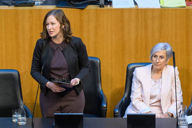 - Wien 7.7.2026 - 87. Sitzung des Nationalrats. TO: Volksgruppengesetz und Gerichtsorganisationsgesetz. PHOTO: Kanzlerantministerin für Integration, Familie, Jugend und EU-Agenden Claudia Bauer (ÖVP) und Justizministerin Anna Sporrer (SPÖ) 87th sitting of the National Council. Nationalrat, Nationalratssitzung, Parlamentssitzung, Parlament, Plenum, Claudia Palkom 87. Sitzung des Nationalrats *** Vienna, July 7, 2026—87th Session of the National Council: Agenda Items—Ethnic Groups Act and Court Organization Act. PHOTO: Deputy Chancellor and Minister for Integration, Family, Youth, and EU Affairs Claudia Bauer (ÖVP) and Minister of Justice Anna Sporrer (SPÖ). 87th Session of the National Council (Nationalrat), National Council session, 