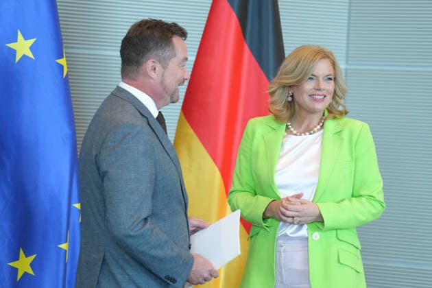 Uebergabe des Jahresberichts des Polizeibeauftragten an die Bundestagspraesidentin Bundestagspraesidentin Julia Kloeckner gemeinsam mit Uli Groetsch, dem Polizeibeaurtragten des Bundes bei der Uebergabe seines Jahresberichts im Reichstagsgebaeude, Berlin, 07.07.2026 Berlin Berlin Deutschland *** Presentation of the Police Commissioner’s Annual Report to the President of the Bundestag: Julia Kloeckner, President of the Bundestag, together with Uli Groetsch, the Federal Police Commissioner, at the presentation of his annual report in the Reichstag building, Berlin, July 7, 2026 Berlin, Germany