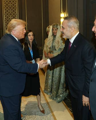 US President Donald Trump arrives in Ankara for NATO Summit ANKARA, TURKIYE - JULY 07: (----EDITORIAL USE ONLY MANDATORY CREDIT - TURKISH PRESIDENCY MUSTAFA KAMACI HANDOUT - NO MARKETING NO ADVERTISING CAMPAIGNS - DISTRIBUTED AS A SERVICE TO CLIENTS----) Turkish Foreign Minister Hakan Fidan (R) shakes hands with US President Donald Trump (L), who is paying an official visit to Turkiye for the 36th NATO Heads of State and Government Summit, at Ankara Airport in Ankara, Turkiye, on July 07, 2026. Turkish President Recep Tayyip Erdogan (not seen) welcomed US President Donald Trump. TUR Presidency Mustafa Kamaci Handout Anadolu Ankara Turkey. Editorial use only. Please get in touch for any other usage.  Copyright: x2026xAnadoluxTURxPresidencyx xMustafaxKamacix xHandoutx