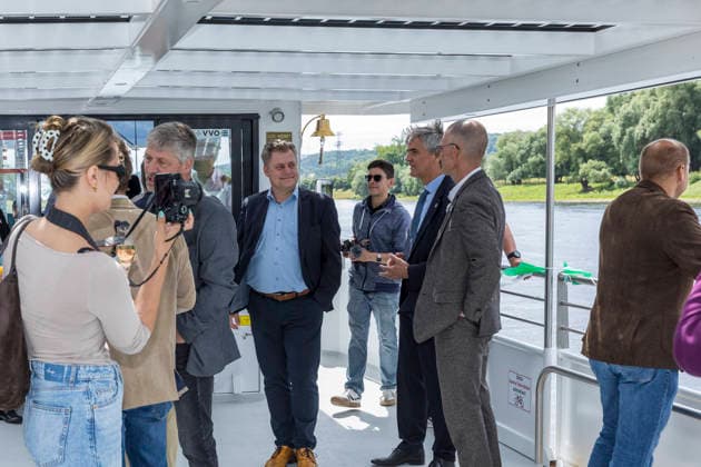 Offizielle Einweihung der neuen E-Fähre Ritter Karras auf der Elbe zwischen Coswig und Gauernitz, Fähranleger in Coswig-Kötitz, Landkreis Meißen, Sachsen, Deutschland *** Official inauguration of the new E-class ferry Ritter Karras on the Elbe River between Coswig and Gauernitz, ferry terminal in Coswig-Kötitz, Meissen District, Saxony, Germany