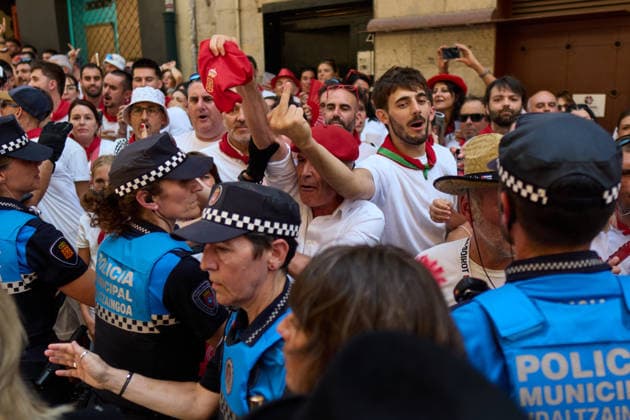 San Fermín Procession 2026: The procession for San Fermín 2025 is met with shouts directed at the cathedral chapter and the UPN municipal group, on July 7, 2026, in Pamplona, Navarre, Spain. Thousands of Pamplona residents dressed in white and red have taken to the streets of Pamplona, on the main day of the San Fermín festivities, to accompany the saint on his procession through the city’s Old Quarter. The figure of San Fermín was accompanied by buglers, kettledrummers, dantzaris, mace-bearers, an honor guard, txistularis, bagpipers, the Parade of Giants and Bigheads, and the municipal band, La Pamplonesa JULY 7, 2026 Pamplona, Navarre Pamplona, Navarre, Spain  Copyright: xEduardoxSanzx 7651683