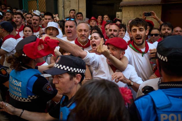 San Fermín Procession 2026: The procession for San Fermín 2025 is met with shouts directed at the cathedral chapter and the UPN municipal group, on July 7, 2026, in Pamplona, Navarre, Spain. Thousands of Pamplona residents dressed in white and red have taken to the streets of Pamplona, on the main day of the San Fermín festivities, to accompany the saint on his procession through the city’s Old Quarter. The figure of San Fermín was accompanied by buglers, kettledrummers, dantzaris, mace-bearers, an honor guard, txistularis, bagpipers, the Parade of Giants and Bigheads, and the municipal band, La Pamplonesa JULY 7, 2026 Pamplona, Navarre Pamplona, Navarre, Spain  Copyright: xEduardoxSanzx 7651684