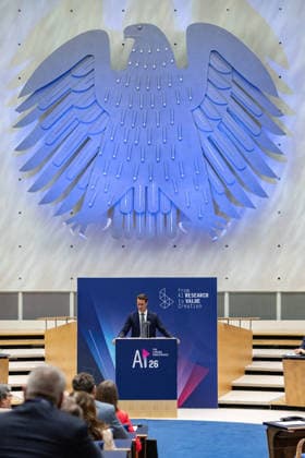 AI26 - Lamarr Award im World Conference Center Bonn NRW-Ministerpräsident Hendrik WÜST (CDU) hält beim Auftakt der KI-Konferenz AI26 im World Conference Center Bonn (WCCB) die Laudatio und verleiht den Lamarr Award 2026 an Dr. Jarek KUTYLOWSKI, CEO und Gründer von DeepL. Der Preis ehrt herausragende Leistungen in der KI-Forschung. Bonn Nordrhein-Westfalen Deutschland *** AI26 Lamarr Award at the World Conference Center Bonn: North Rhine-Westphalia Minister President Hendrik WÜST (CDU) delivers the laudatory speech at the opening of the AI26 conference at the World Conference Center Bonn (WCCB) and presents the 2026 Lamarr Award to Dr. Jarek KUTYLOWSKI, CEO and founder of DeepL. The award honors outstanding achievements in AI research. Copyright: xMarcxJohnx