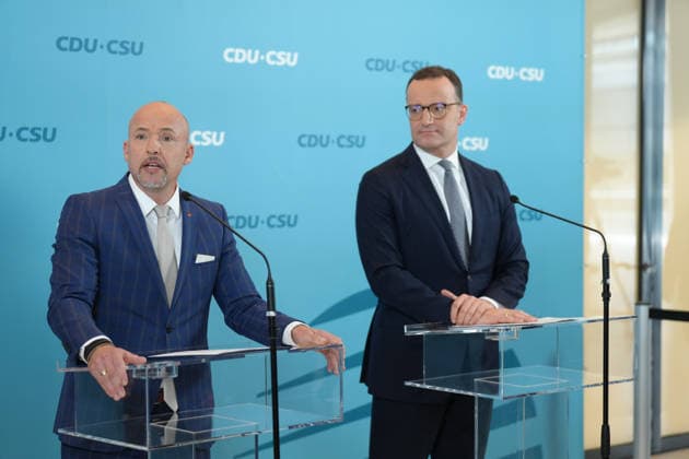 Pressekonferenz der CDU-CSU vor der Fraktionssitzung im Bundestag Alexander Hoffmann gemeinsam mit Jens Spahn bei der Pressekonferenz im Vorfeld der Fraktionssitzung im Bundestag, Berlin, 07.07.2026 Berlin Berlin Deutschland *** CDU CSU Press Conference Ahead of the Parliamentary Group Meeting in the Bundestag: Alexander Hoffmann and Jens Spahn at the press conference ahead of the parliamentary group meeting in the Bundestag, Berlin, July 7, 2026, Berlin, Berlin, Germany