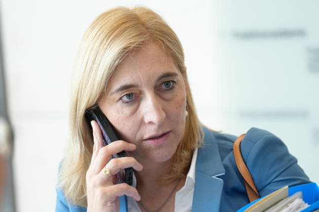 Pressekonferenz der CDU-CSU vor der Fraktionssitzung im Bundestag Gesundheitsministerin Nina Warken (CDU) telefoniert mit angestrengter Mimik mit ihrem Mobiltelefon am Ohr und Mappen unter dem Arm im Vorfelt der Fraktionssitzung der CDU und CSU Bundestagsfraktion in Berlin, 07.07.2026 Berlin Berlin Deutschland *** CDU CSU press conference ahead of the parliamentary group meeting in the Bundestag: Health Minister Nina Warken (CDU) talks on her cell phone with a strained expression, holding the phone to her ear and carrying folders under her arm, in the lobby before the CDU CSU parliamentary group meeting in Berlin, July 7, 2026, Berlin, Germany