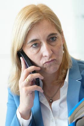 Pressekonferenz der CDU-CSU vor der Fraktionssitzung im Bundestag Gesundheitsministerin Nina Warken (CDU) telefoniert mit angestrengter Mimik mit ihrem Mobiltelefon am Ohr und Mappen unter dem Arm im Vorfelt der Fraktionssitzung der CDU und CSU Bundestagsfraktion in Berlin, 07.07.2026 Berlin Berlin Deutschland *** CDU CSU press conference ahead of the parliamentary group meeting in the Bundestag: Health Minister Nina Warken (CDU) talks on her cell phone with a strained expression, holding the phone to her ear and carrying folders under her arm, in the lobby before the CDU CSU parliamentary group meeting in Berlin, July 7, 2026, Berlin, Germany