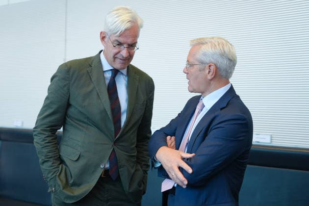 Pressekonferenz der CDU-CSU vor der Fraktionssitzung im Bundestag Mathias Middelberg im Gespraech mit CDU Parteikollege Norbert Roettgen im Vorfeld der Fraktionssitzung der CDU und CSU Bundestagsfraktion in Berlin, 07.07.2026 Berlin Berlin Deutschland *** CDU CSU press conference ahead of the parliamentary group meeting in the Bundestag: Mathias Middelberg in conversation with fellow CDU member Norbert Roettgen ahead of the CDU CSU parliamentary group meeting in Berlin, July 7, 2026, Berlin, Berlin, Germany