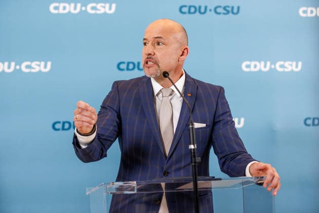 Statement vor den Fraktionssitzung der CDU CSU Alexander Hoffmann, stellvertretender Fraktionsvorsitzender der CDU CSU im Bundestag und Vorsitzender der CSU-Landesgruppe, spricht während eines Statement vor den Fraktionssitzungen am 07.07.2026 in Berlin. Berlin Berlin Deutschland Reichstag *** Statement before the CDU CSU parliamentary group meeting: Alexander Hoffmann, deputy chair of the CDU CSU parliamentary group in the Bundestag and chair of the CSU state group, speaks during a statement before the parliamentary group meetings on July 7, 2026, in Berlin, Berlin, Berlin, Germany, at the Reichstag