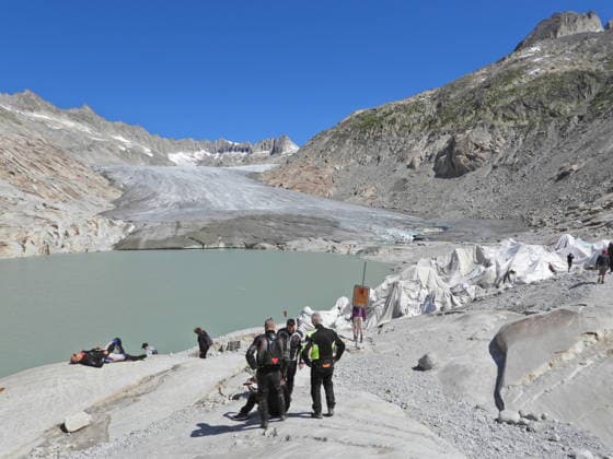 07.07.26 Schweiz Wallis, Tourismus,TourismusbrancheGletscherschmelze. Bild, Rhonegletscher mit Gletschersee.Wanderer vor Eisgrotte,ist mit Textilplanen abgedeckt. *** 07 07 26 Switzerland, Valais, Tourism, Tourism Industry, Glacier Melt Image, Rhône Glacier with glacial lake, Hiker in front of an ice grotto, covered with tarps 