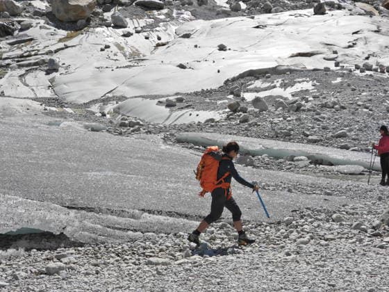 07.07.26 Schweiz Wallis, Tourismus,Tourismusbranche Gletscherschmelze. Bild, Alpinistin unterwegs am Rhonegletscher *** July 26, 2007, Switzerland, Valais, Tourism, Tourism Industry, Glacier Melt, Photo, Female mountaineer on the Rhone Glacier 