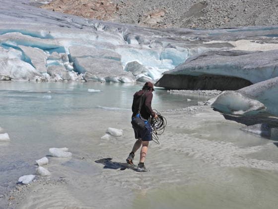 07.07.26 Schweiz Wallis, Tourismus,Tourismusbranche Gletscherschmelze. Bild, Glaziologe unterwegs am Rhonegletscher. *** July 26, 2007, Switzerland, Valais, Tourism, Tourism Industry, Glacier Melting, Photo, Glaciologist on the Rhone Glacier 