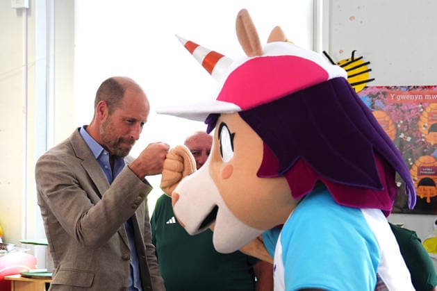 Prince William visits the London Welsh School in London, UK, 07 July 2026 The Prince of Wales meets Finnie, the Official Glasgow 2026 Mascot, during his visit to the Ysgol Gymraeg Llundain (The London Welsh School) in Hanwell, West London, to join pupils in sending their best wishes to Team Wales ahead of the Glasgow 2026 Commonwealth Games, taking place from July 23 to August 2, featuring 10 sports and six para-sports. Picture date: Tuesday July 7, 2026., Credit:Aaron Chown PA ROTA - B68 Avalon London, United Kingdom  Copyright: xAaronxChownx xPAxROTAx-xB68x xAvalonx 1115025179