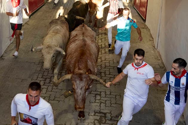 San Fermin Bullship in Pamplona, Spain - 07 Jul 2026 Runners run in front of the bulls from Miura ranch through the streets, during the San Fermín 2025 festival. Pamplona Spain Copyright: xFernandoxPidalx xSOPAxImagesx encierro61993