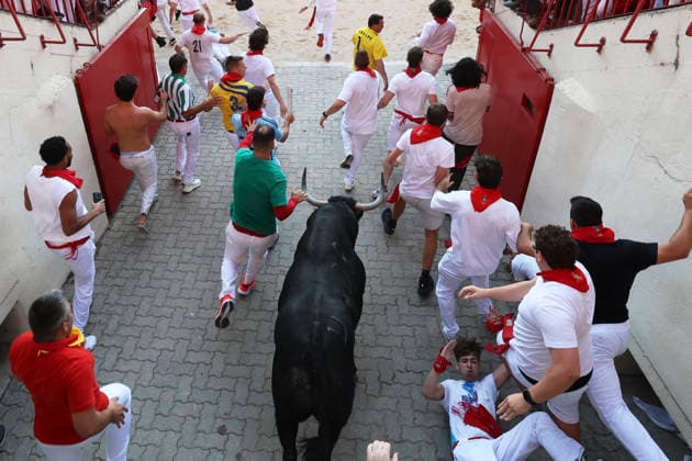 San Fermin Bullship in Pamplona, Spain - 07 Jul 2026 Runners run in front of the bulls from Miura ranch, seen entering the stadium, during the San Fermín 2025 festival. Pamplona Spain Copyright: xFernandoxPidalx xSOPAxImagesx encierro62172