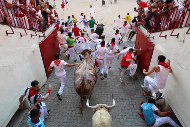 San Fermin Bullship in Pamplona, Spain - 07 Jul 2026 Runners run in front of the bulls from Miura ranch, seen entering the stadium, during the San Fermín 2025 festival. Pamplona Spain Copyright: xFernandoxPidalx xSOPAxImagesx encierro62183