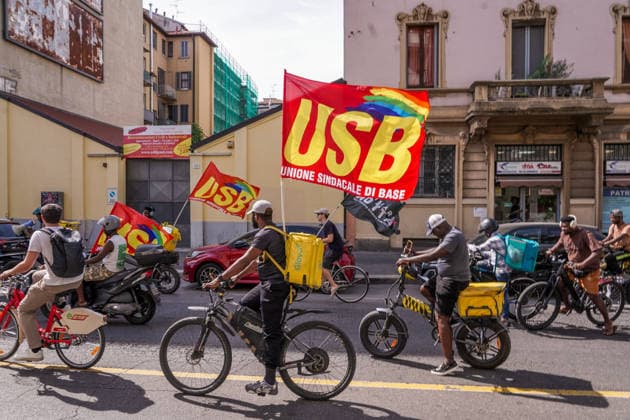 IPA86475148 - MILAN, July 7, 2026 - Viale Padova: a protest march by delivery riders organized by the USB union to demand recognition of the European directive and the classification of delivery riders as employees.  Copyright: xEmanuelexRobertoxDexCarlix xx 86475148