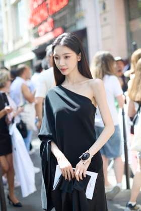 PARIS, FRANCE - JULY 07: Yi Mengling attends the Stephane Rolland show during Paris Haute Couture Fashion Week Fall Winter 2026 on July 7, 2026 in Paris, France.  Copyright: xVCGx 111652911334